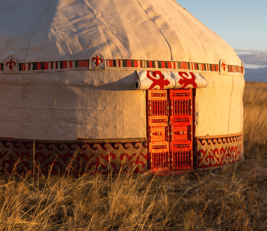 Entre la Herencia Histórica y las Reapropiaciones Estéticas: Las Transformaciones del Nomadismo Kazajo