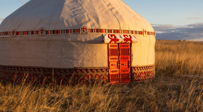 Entre la Herencia Histórica y las Reapropiaciones Estéticas: Las Transformaciones del Nomadismo Kazajo